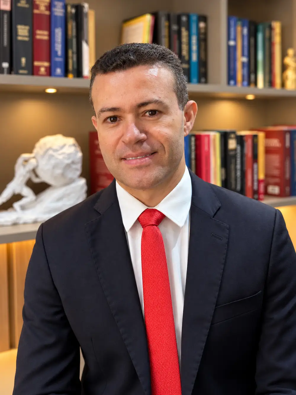 Dr. Carlos Silva em seu escrit&oacute;rio